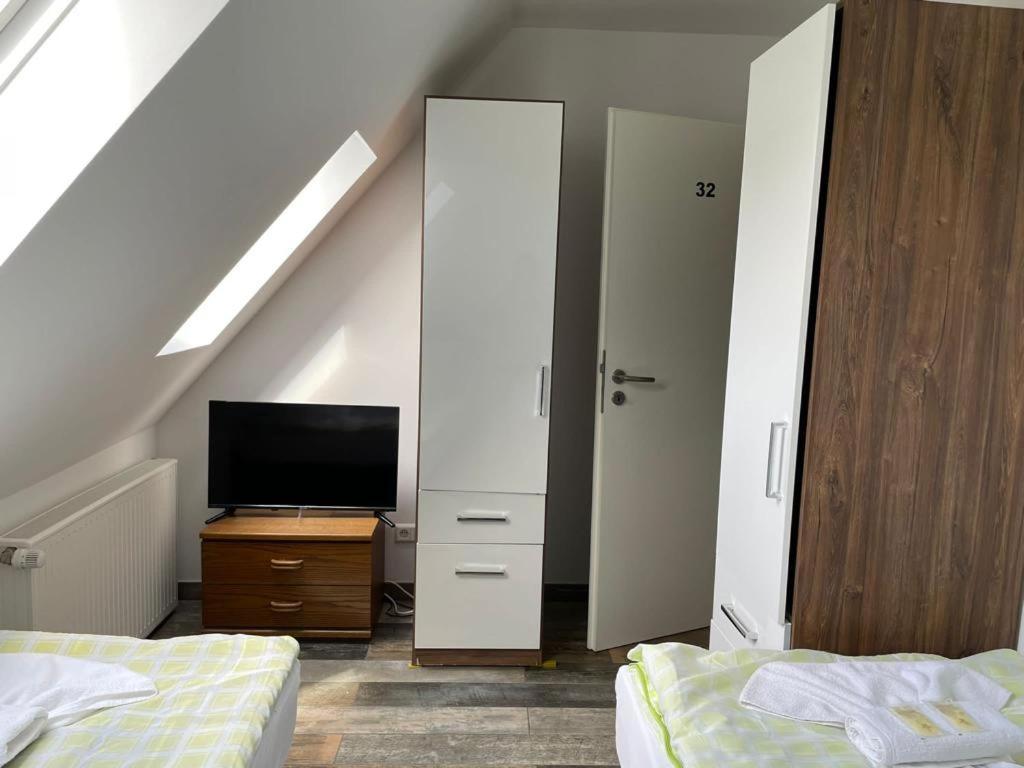 Hotel Gruener Baum Schömberg Esterno foto